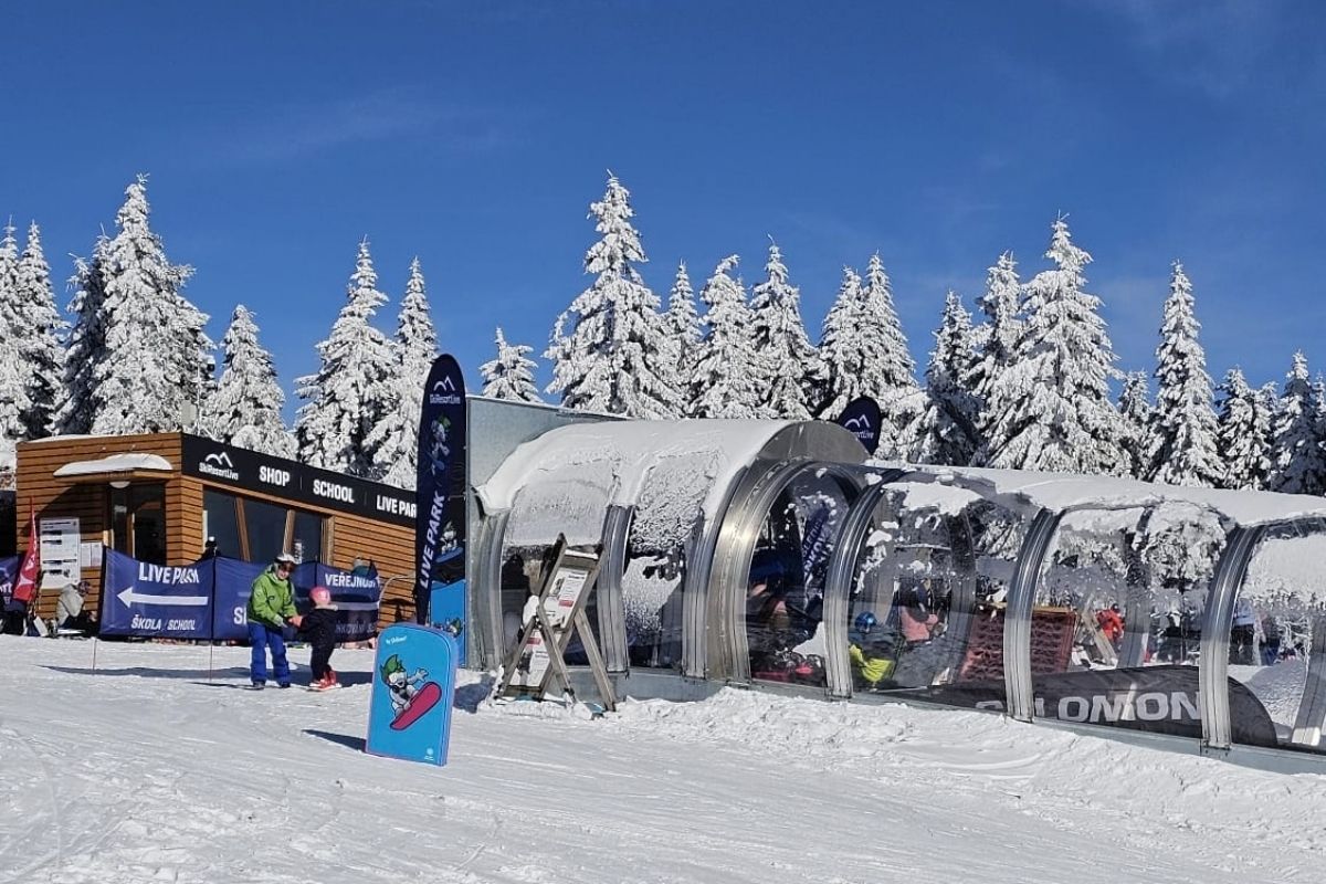 Rodina s dětmi na lyžích v Krkonoších